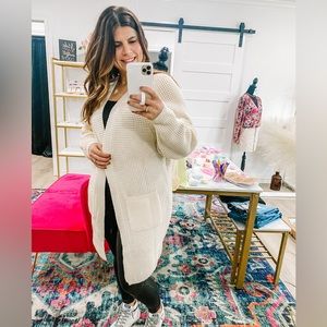 Chunky Waffle Sweater Cardigan.
Waffle Material
Cream color
2 pockets